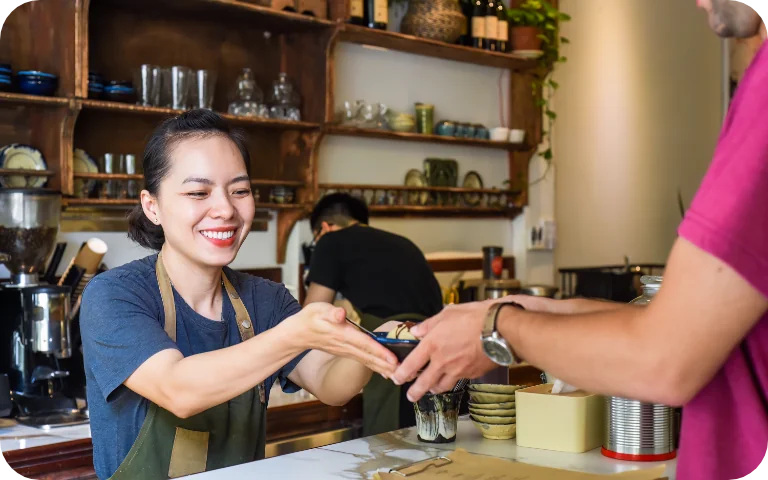 飲食店で接客をするベトナム人特定技能者